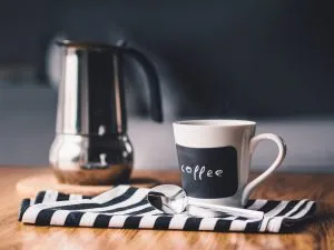 kawiarka wraz z kubkiem do kawy